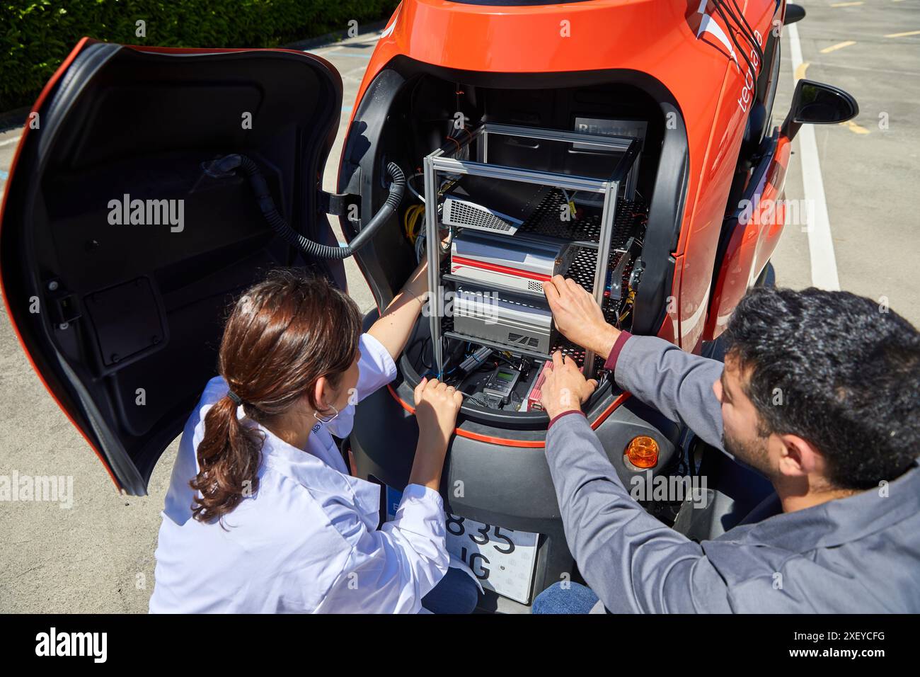 Twizzy, véhicule électrique, les chercheurs travaillent dans deux voitures électriques, la première pilotée manuellement et la seconde la suivra complètement autonome Banque D'Images