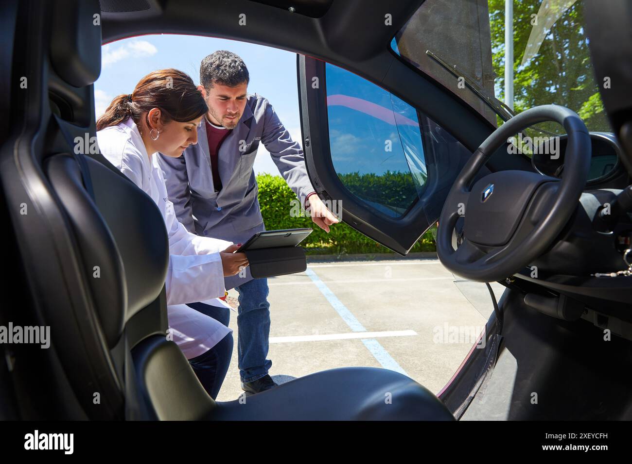 Twizzy, véhicule électrique, les chercheurs travaillent dans deux voitures électriques, la première pilotée manuellement et la seconde la suivra complètement autonome Banque D'Images
