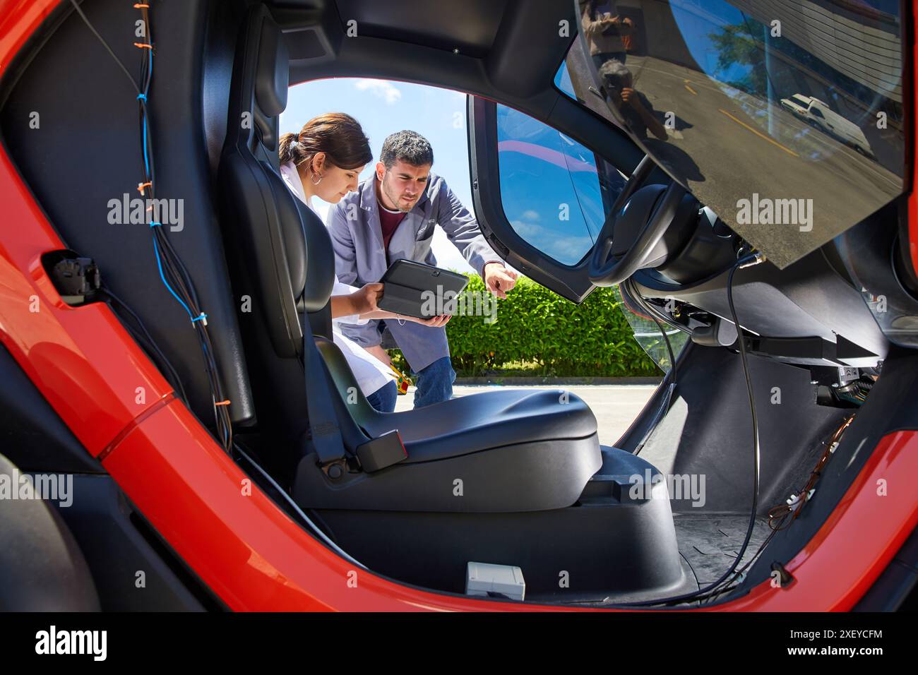 Twizzy, véhicule électrique, les chercheurs travaillent dans deux voitures électriques, la première pilotée manuellement et la seconde la suivra complètement autonome Banque D'Images