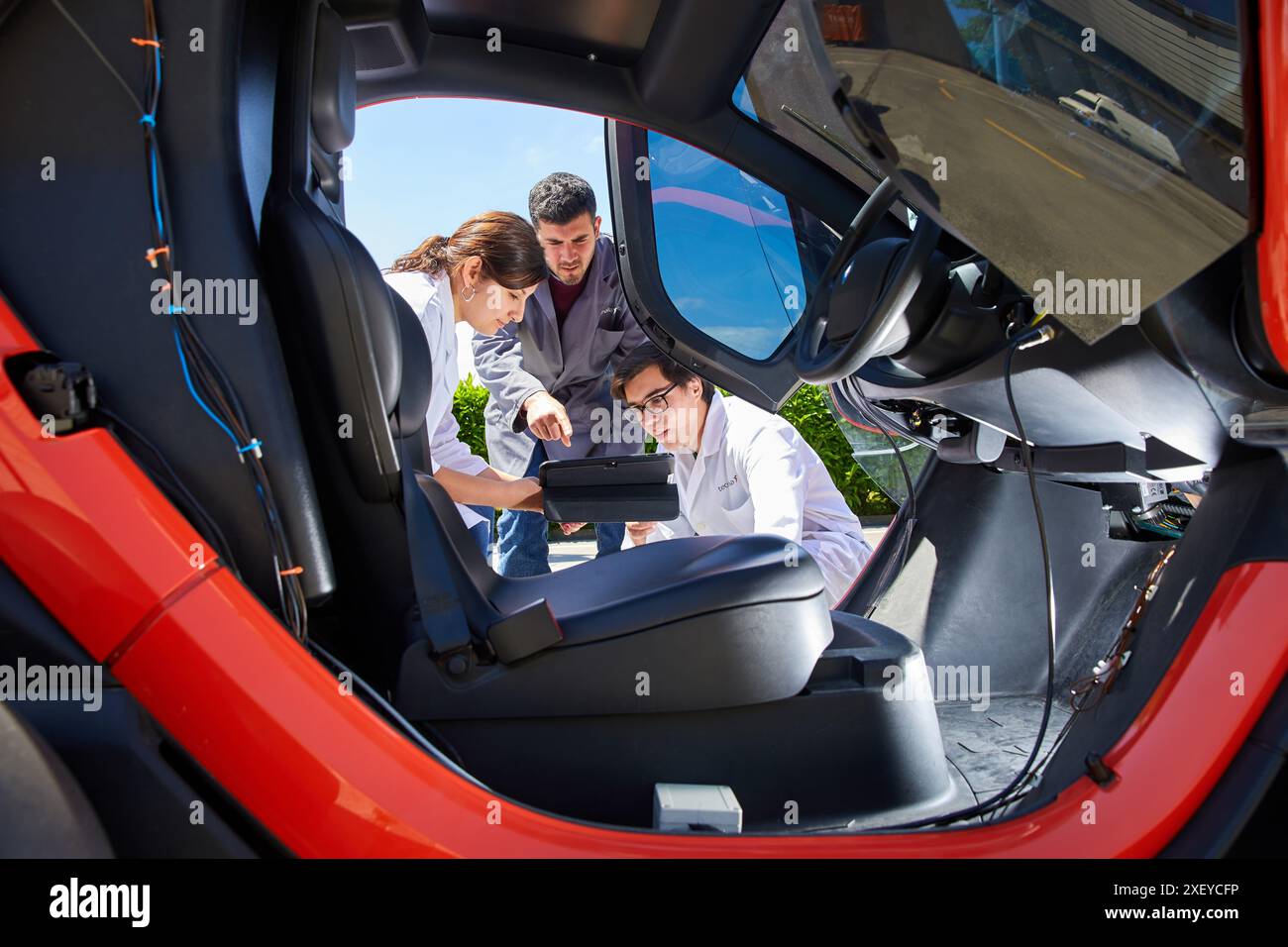 Twizzy, véhicule électrique, les chercheurs travaillent dans deux voitures électriques, la première pilotée manuellement et la seconde la suivra complètement autonome Banque D'Images