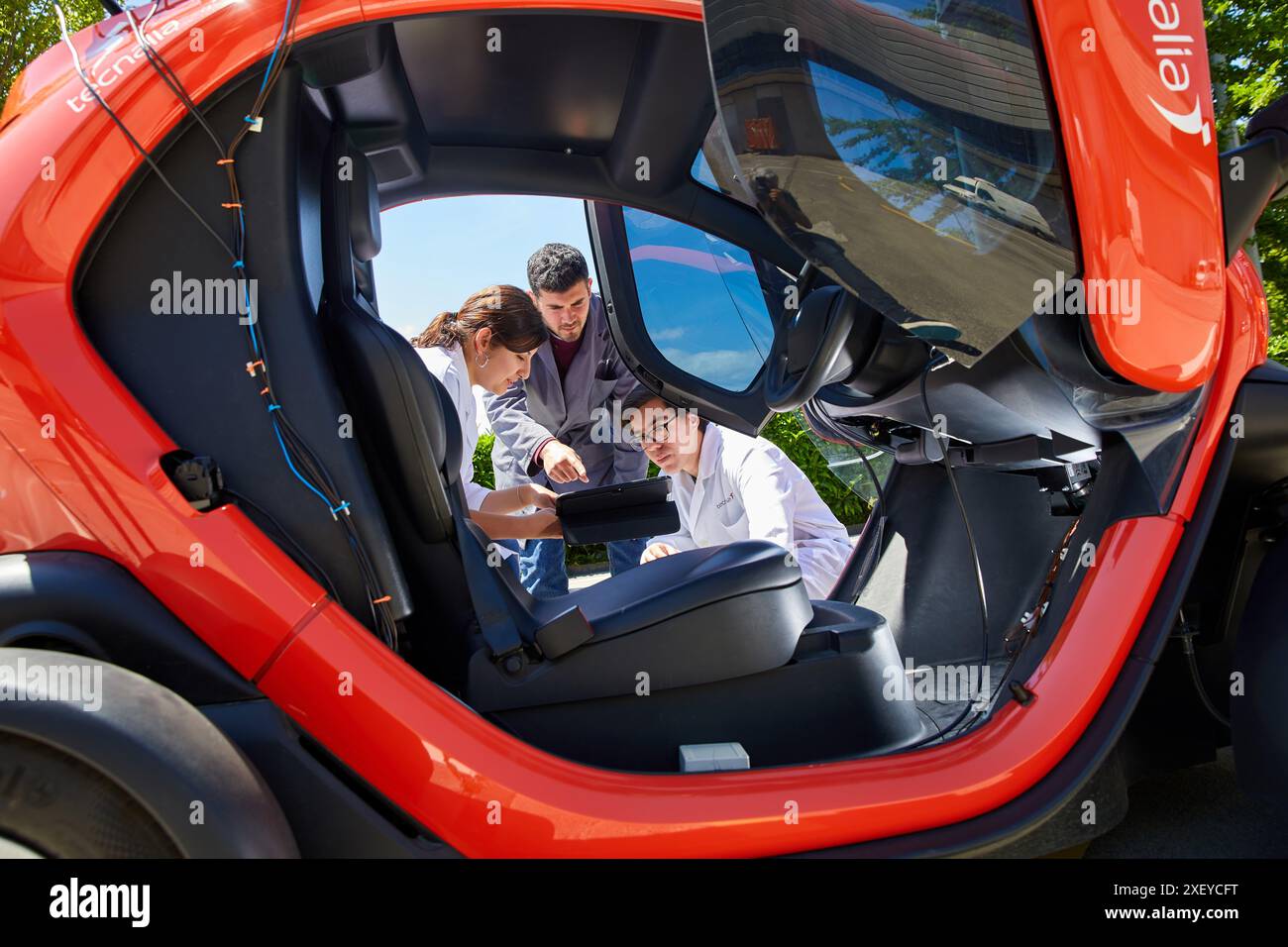 Twizzy, véhicule électrique, les chercheurs travaillent dans deux voitures électriques, la première pilotée manuellement et la seconde la suivra complètement autonome Banque D'Images