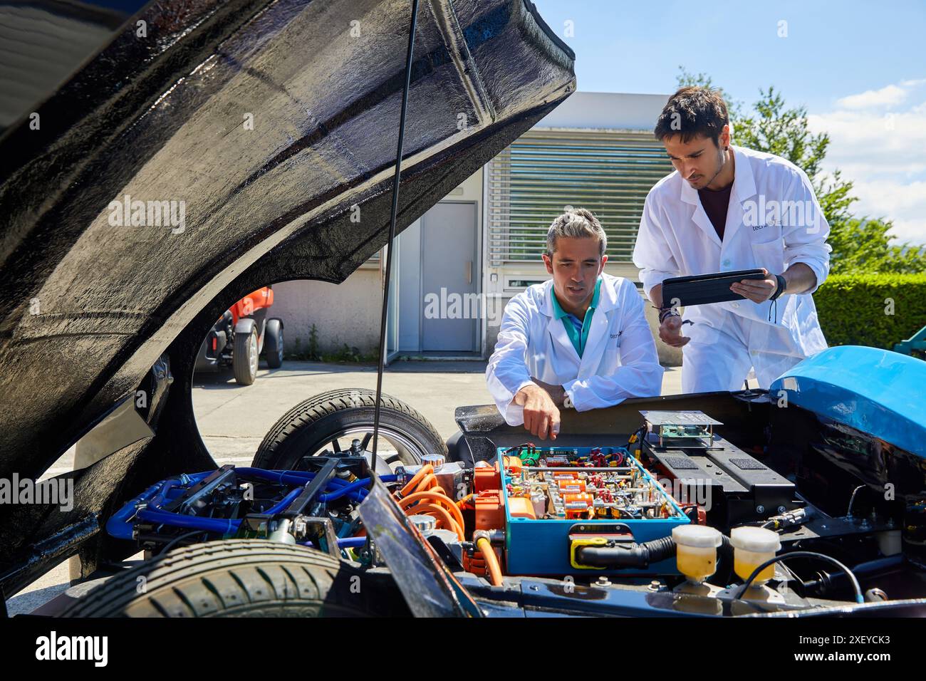 Dynacar, véhicule électrique, chercheurs travaillent dans la voiture électrique, unité industrie, industrie automobile, Centre technologique, Tecnalia recherche & innovation, de Banque D'Images