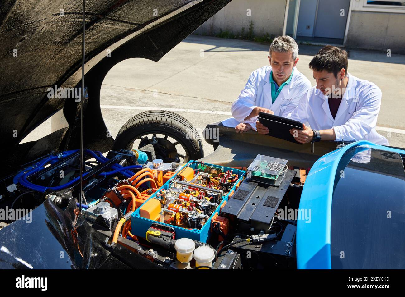 Dynacar, véhicule électrique, chercheurs travaillent dans la voiture électrique, unité industrie, industrie automobile, Centre technologique, Tecnalia recherche & innovation, de Banque D'Images