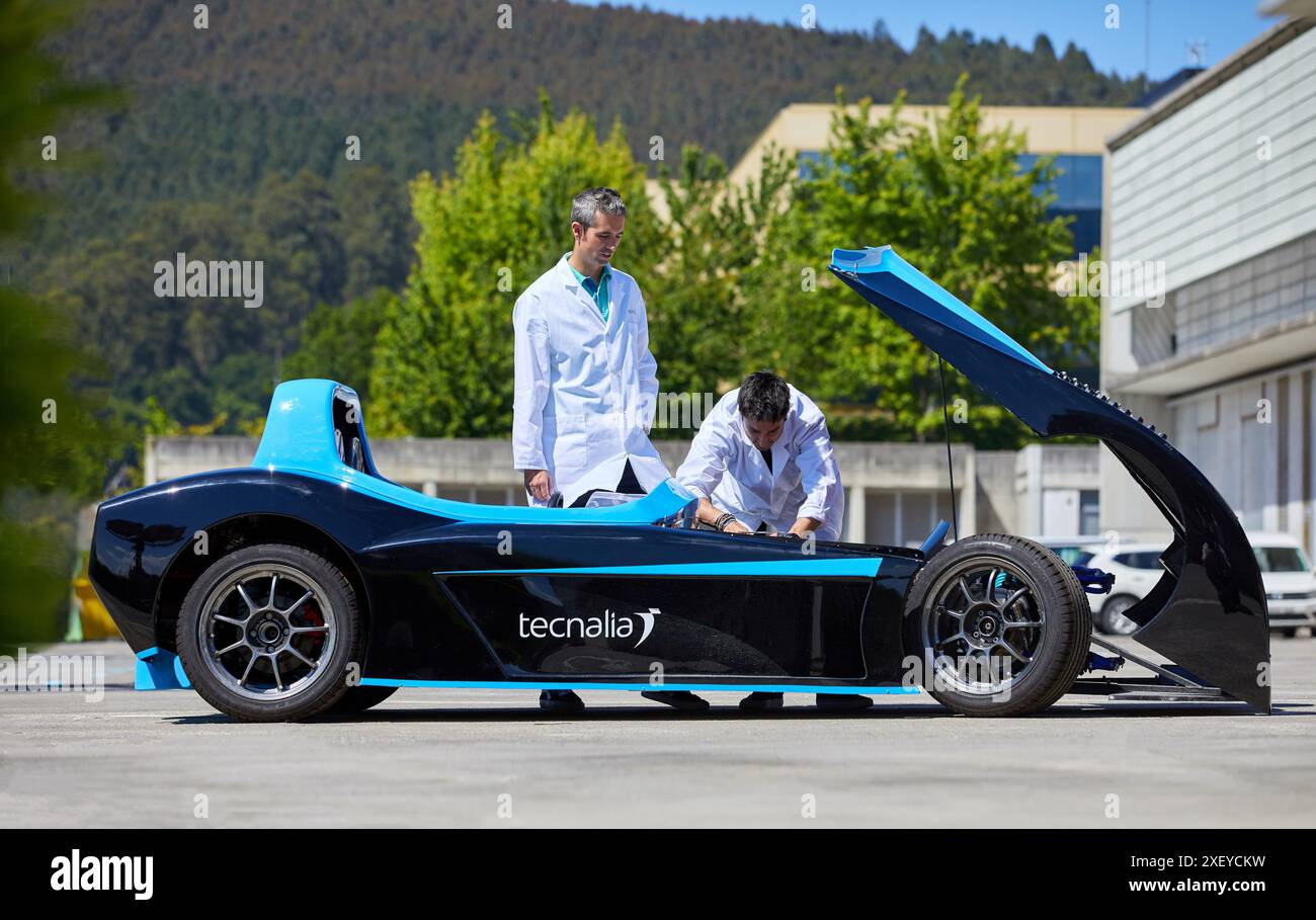 Dynacar, véhicule électrique, chercheurs travaillent dans la voiture électrique, unité industrie, industrie automobile, Centre technologique, Tecnalia recherche & innovation, de Banque D'Images