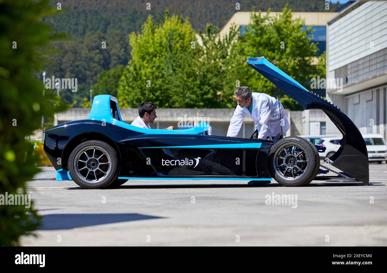 Dynacar, véhicule électrique, chercheurs travaillent dans la voiture électrique, unité industrie, industrie automobile, Centre technologique, Tecnalia recherche & innovation, de Banque D'Images