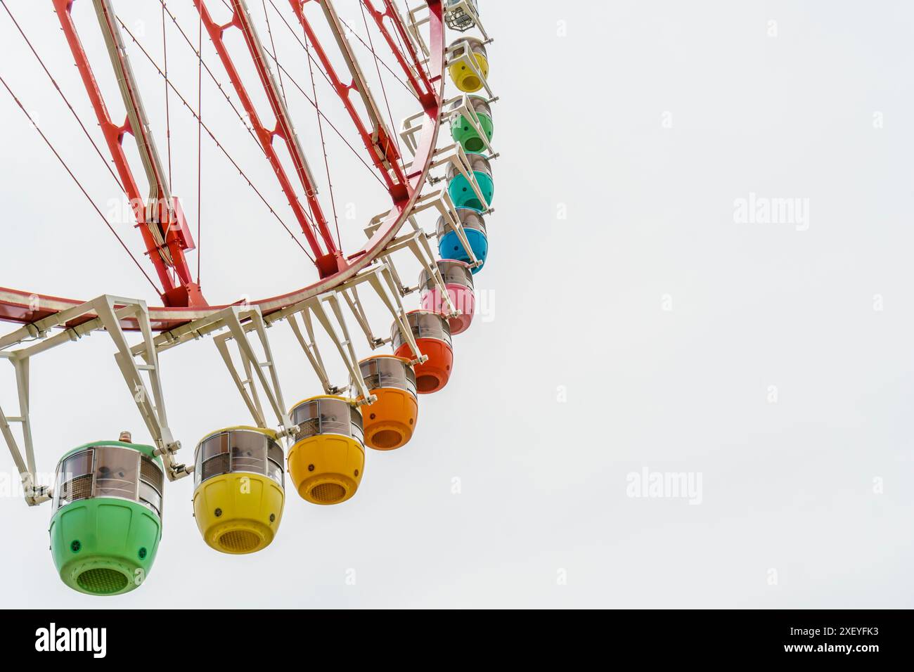 Grande roue colorée contre le ciel blanc avec espace de copie. Banque D'Images
