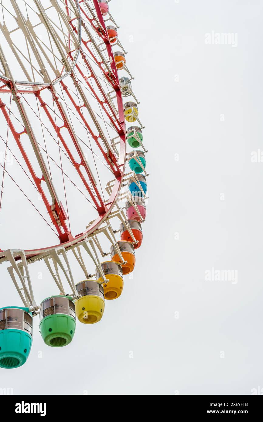 Grande roue colorée contre le ciel blanc avec espace de copie. Banque D'Images