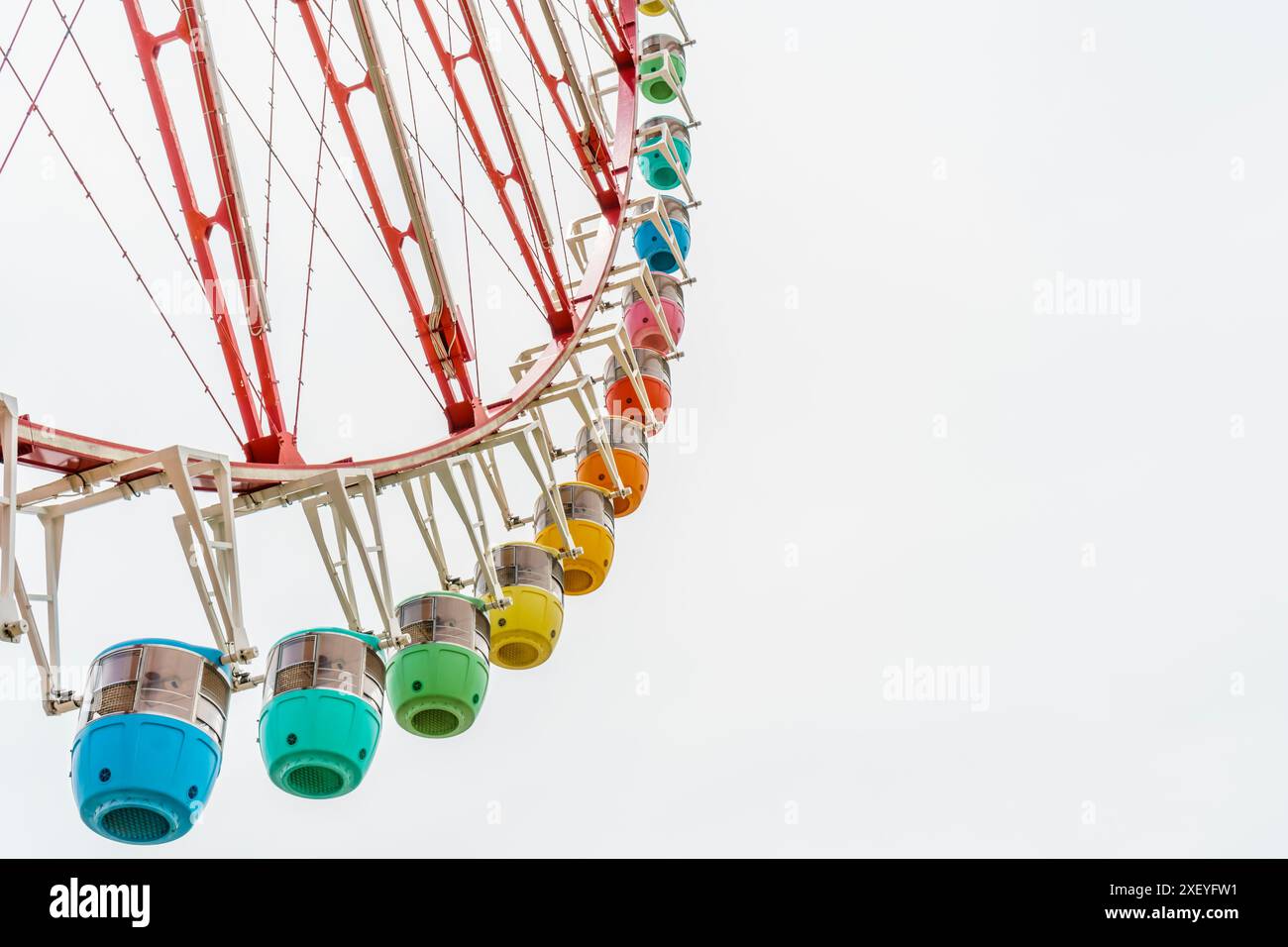 Grande roue colorée contre le ciel blanc avec espace de copie. Banque D'Images