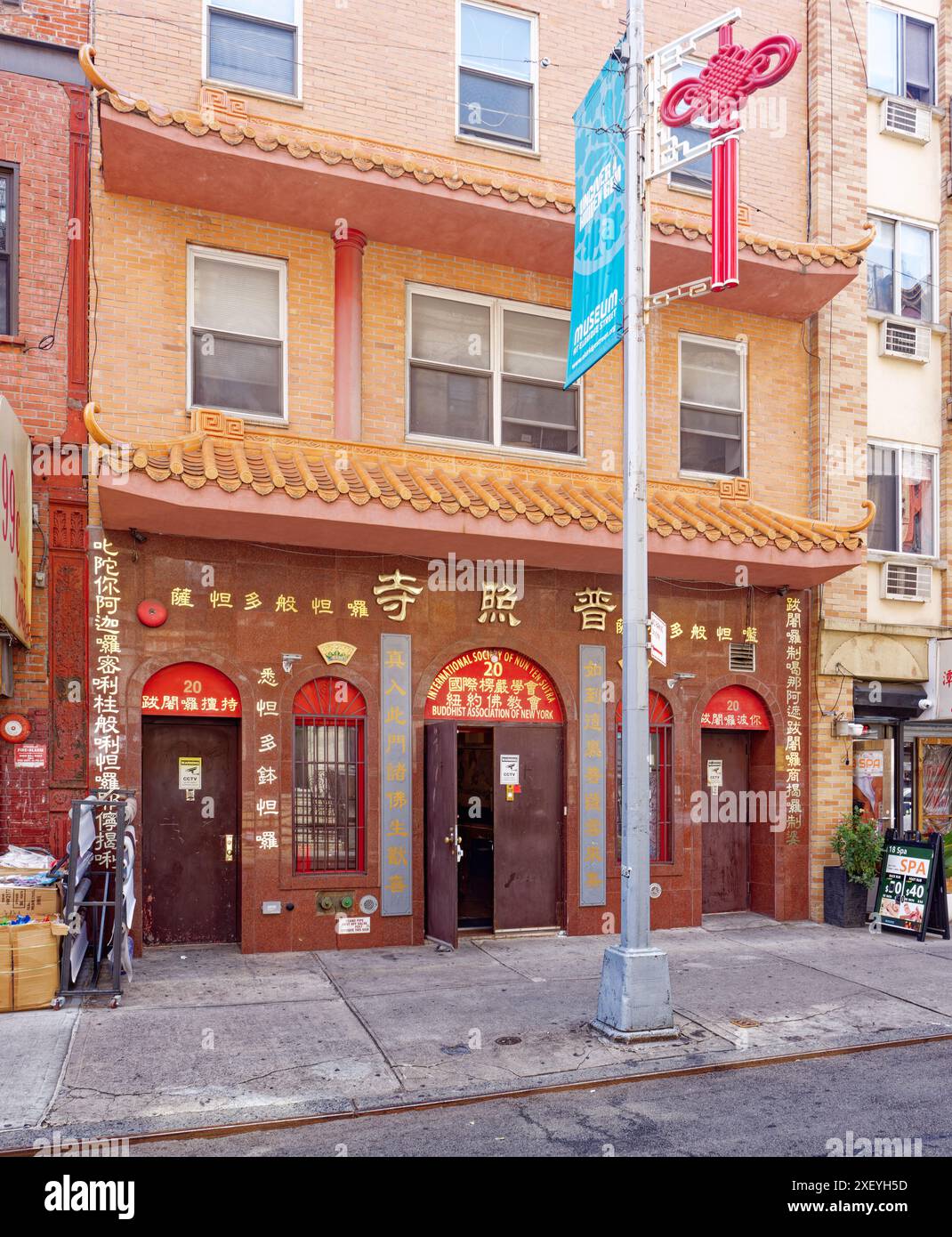 NYC Chinatown : autrefois caserne de pompiers de deux étages, le 20 Eldridge Street a gagné trois étages et un nouveau but en tant que temple bouddhiste. Banque D'Images