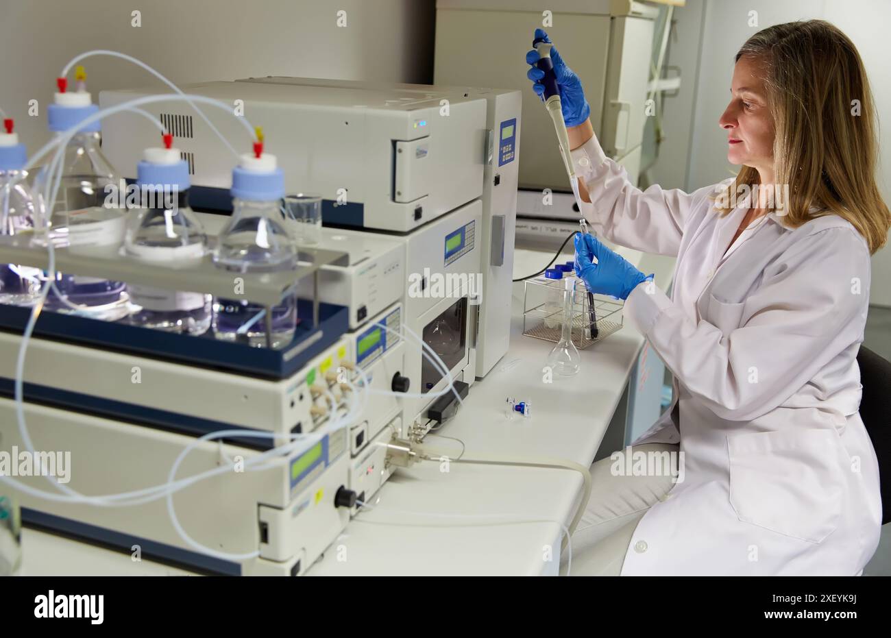 HPLC. Chromatographie liquide à haute performance. Chromatographie liquide à haute pression. Technique de chimie analytique utilisée pour séparer les composants dans Banque D'Images