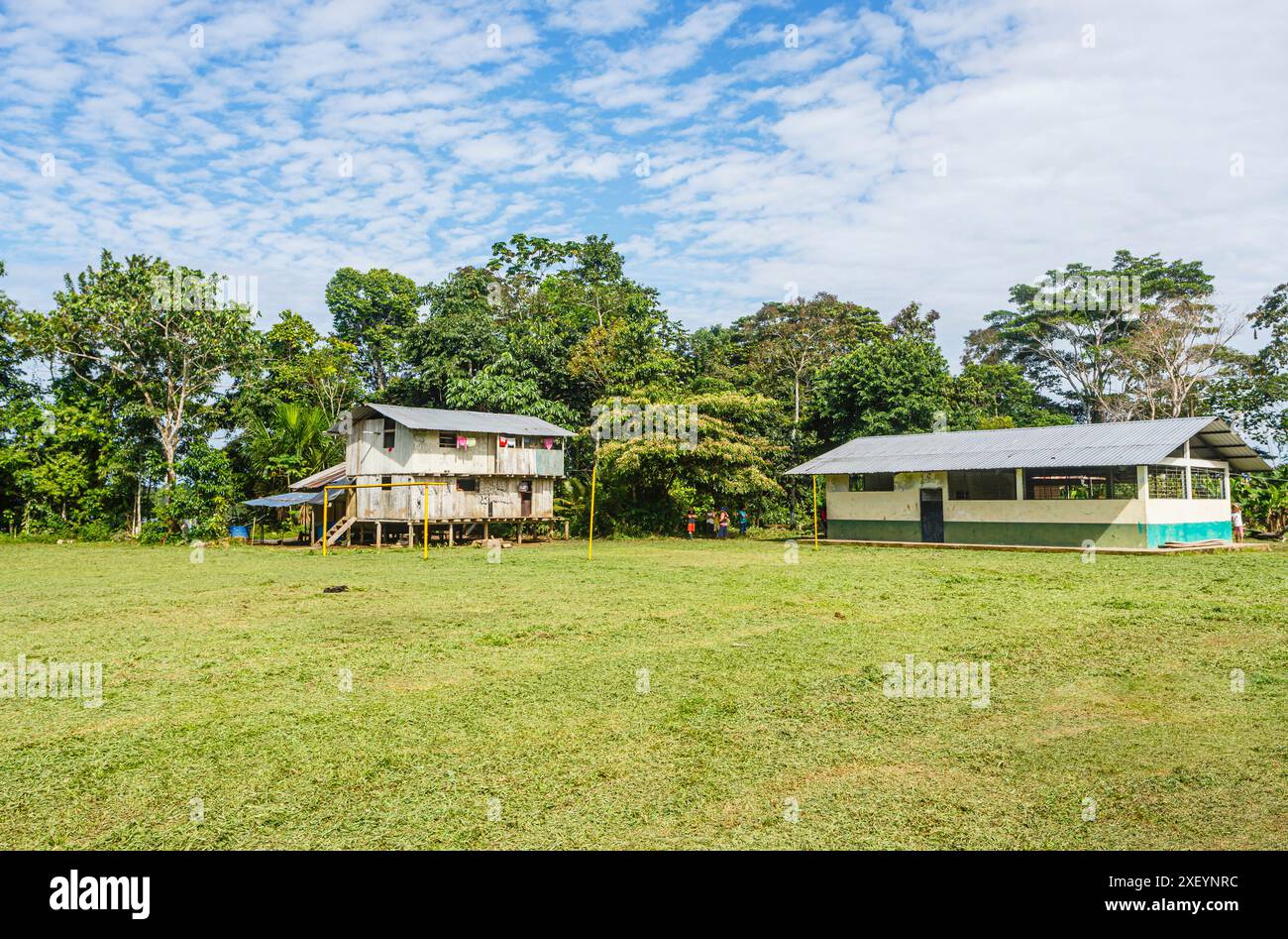 Bâtiment résidentiel communal typique en bois sur pilotis dans la lointaine communauté Pilchi sur la rivière Napo (un affluent de l'Amazone), Équateur, Amérique du Sud Banque D'Images