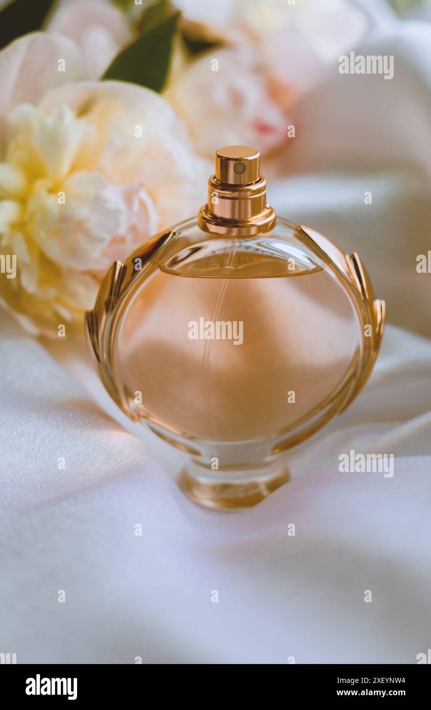 Bouteille élégante de parfum pour femmes Banque D'Images