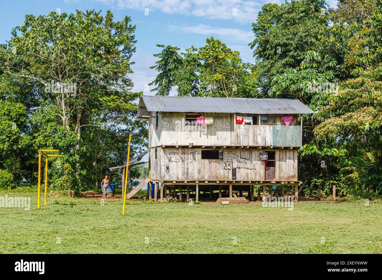 Bâtiment résidentiel communal typique en bois sur pilotis dans la lointaine communauté Pilchi sur la rivière Napo (un affluent de l'Amazone), Équateur, Amérique du Sud Banque D'Images