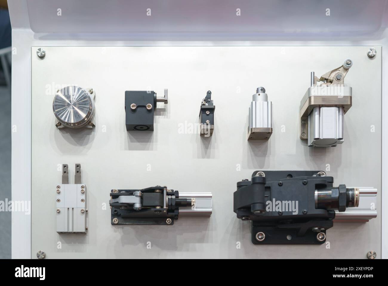 variété de pinces pneumatiques, qui sont des composants essentiels dans la fabrication automatisée et les lignes d'assemblage. Les pinces pneumatiques utilisent de l'air comprimé pour Banque D'Images