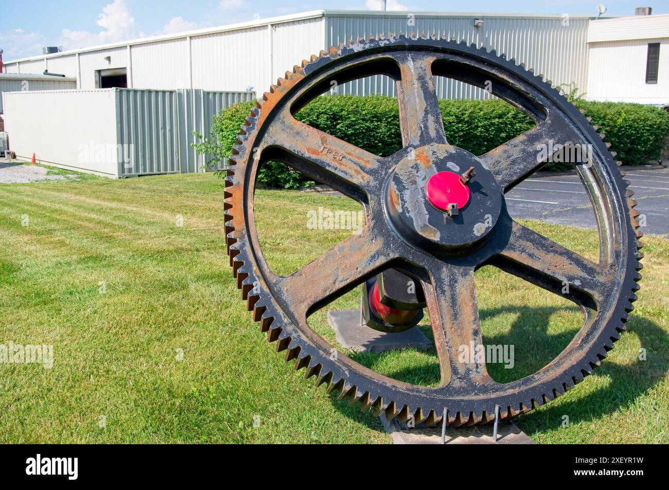 Grande roue dentée exposée à l'extérieur d'une usine Banque D'Images
