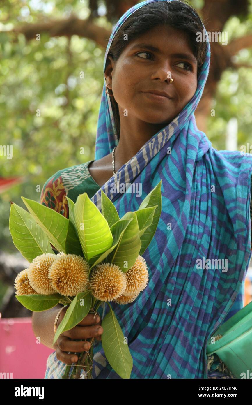 Une femme vend des fleurs 'Kadom' à Sahorawardy Udyan, Dhaka, Bangladesh. 11 mai 2007 Banque D'Images