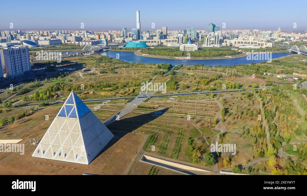 Le Palais de la paix et de la réconciliation en forme de pyramide à Astana, Kazakhstan, avec le parc présidentiel et le palais, la rivière (Ak Orda), et la rivière Ishim. Banque D'Images