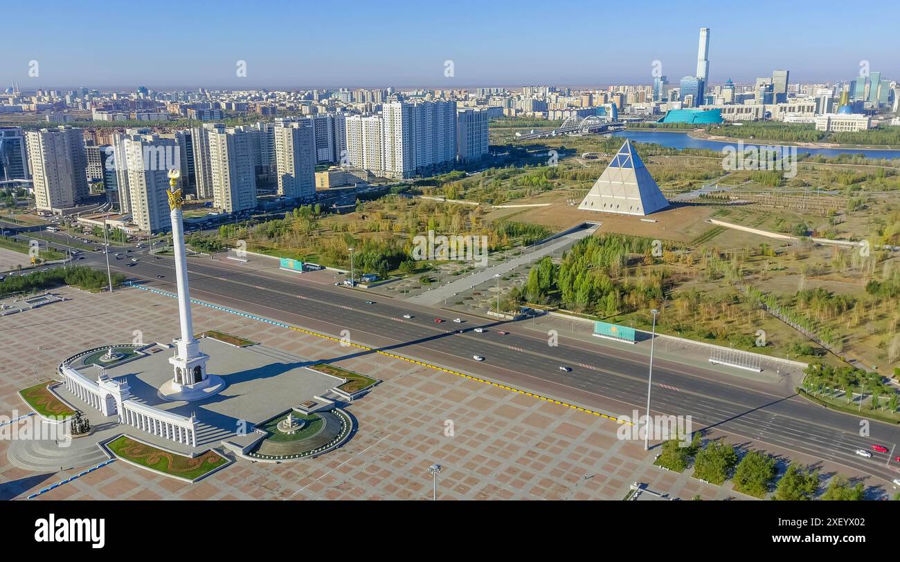 La place de l'indépendance à Astana (Kazakhstan), lieu du Sommet de l'OCS, avec le monument de l'Eli kazakh, le Palais de la paix et de la réconciliation et Ak Orda. Banque D'Images