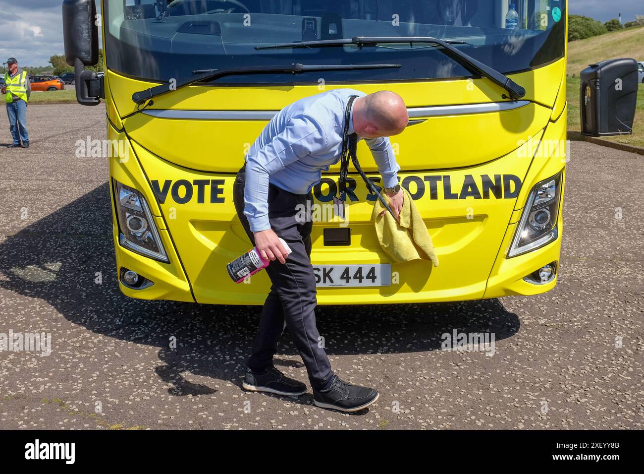 Irvine, Royaume-Uni. 30 juin 2024. Le Dr Philippa Whitford, députée et membre du SNP, a organisé un rassemblement du Parti national écossais dans le parking du port d'Irvine en utilisant le bus de campagne du SNP pour attirer l'attention. Le Dr Whitford, député de Central Ayrshire, a précédemment laissé entendre qu'elle ne se présenterait pas à une réélection. Elle a été la 8e députée du SNP à faire une telle intimation. Elle a été soutenue lors du rassemblement par son mari, Hans Vieper. Crédit : Findlay/Alamy Live News Banque D'Images