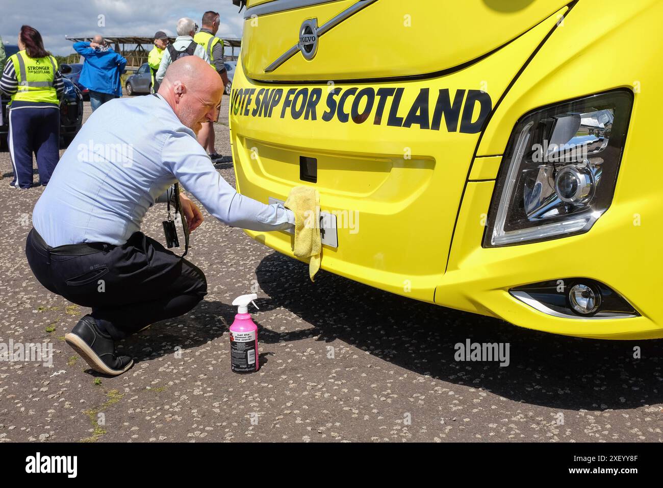 Irvine, Royaume-Uni. 30 juin 2024. Le Dr Philippa Whitford, députée et membre du SNP, a organisé un rassemblement du Parti national écossais dans le parking du port d'Irvine en utilisant le bus de campagne du SNP pour attirer l'attention. Le Dr Whitford, député de Central Ayrshire, a précédemment laissé entendre qu'elle ne se présenterait pas à une réélection. Elle a été la 8e députée du SNP à faire une telle intimation. Elle a été soutenue lors du rassemblement par son mari, Hans Vieper. Crédit : Findlay/Alamy Live News Banque D'Images