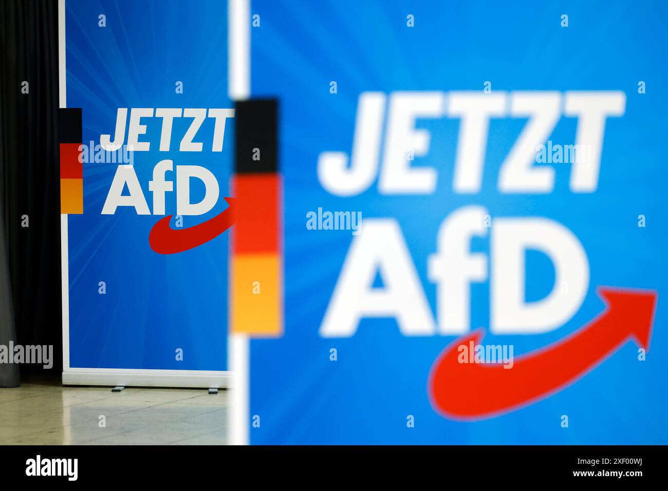 AFD-Aufsteller mit dem slogan Jetzt AFD auf dem 15. Bundesparteitag der Alternative für Deutschland in der Grugahalle. Themenbild, Symbolbild Essen, 30.06.2024 NRW Deutschland *** AFD stand-up avec le slogan Jetzt AFD à la 15 Conférence fédérale du Parti de l'Alternative pour l'Allemagne dans la Grugahalle thème image, image symbolique Essen, 30 06 2024 NRW Allemagne Copyright : xChristophxHardtx Banque D'Images