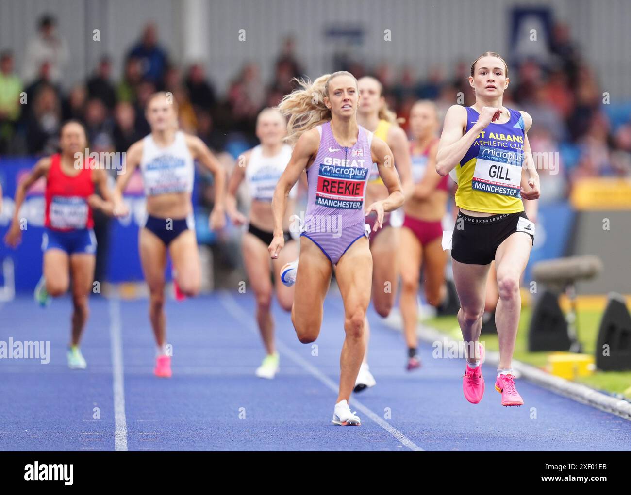 Phoebe Gill (à droite) remporte la finale du 800 m féminin lors de la deuxième journée des essais olympiques et des championnats britanniques d'athlétisme au Manchester Regional Arena. Date de la photo : dimanche 30 juin 2024. Banque D'Images