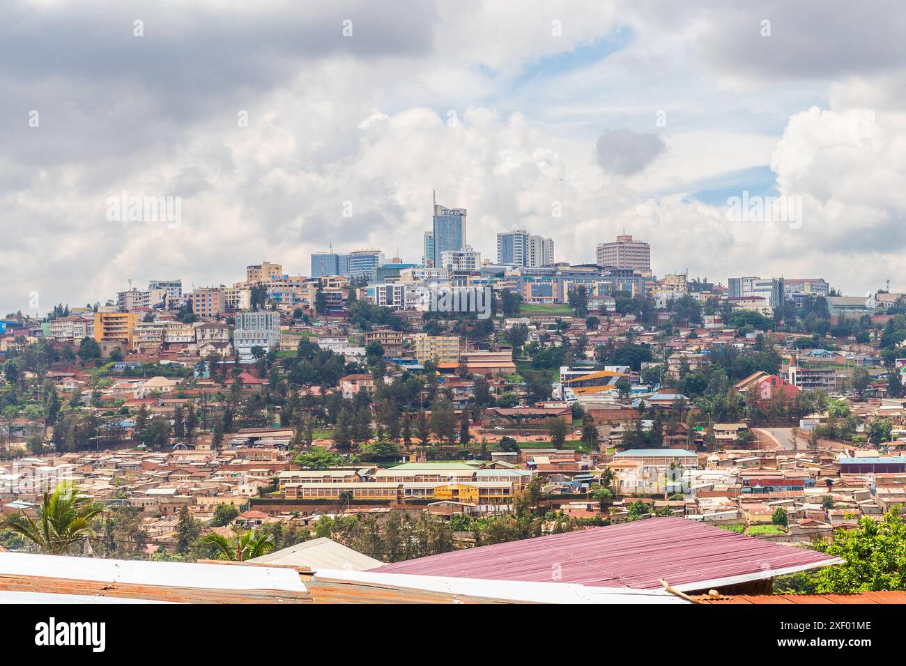 KIGALI, RWANDA - 7TH nov 23 : une vue de la skyline de Kigali pendant la journée. Montrant beaucoup de bâtiments et de blocs de tour Banque D'Images