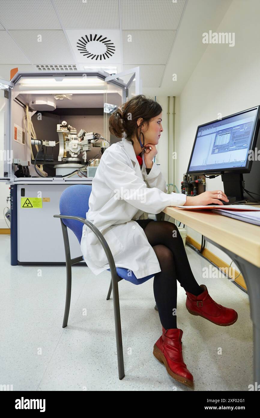 Observation d'un alliage Ti-Al. Diffractomètre à rayons X. Services technologiques à l'industrie. TECNALIA Research & innovation, Donostia, Saint-Sébastien, Gipuzkoa, Banque D'Images