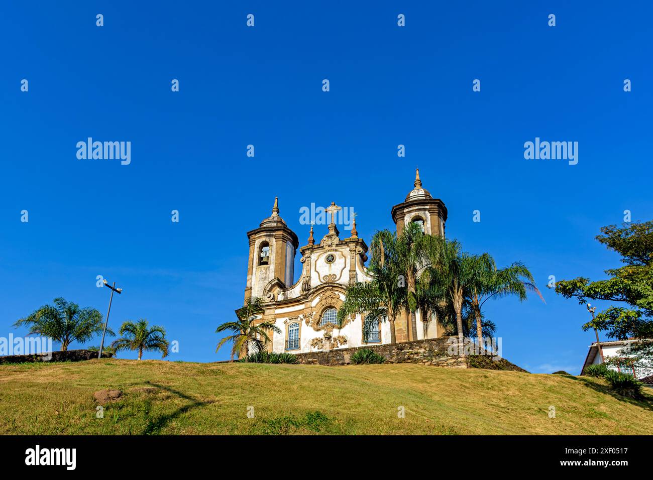 Ancienne église baroque et ses tours au sommet de la colline dans la ville historique d'Ouro Preto dans le Minas Gerais, Brésil Banque D'Images