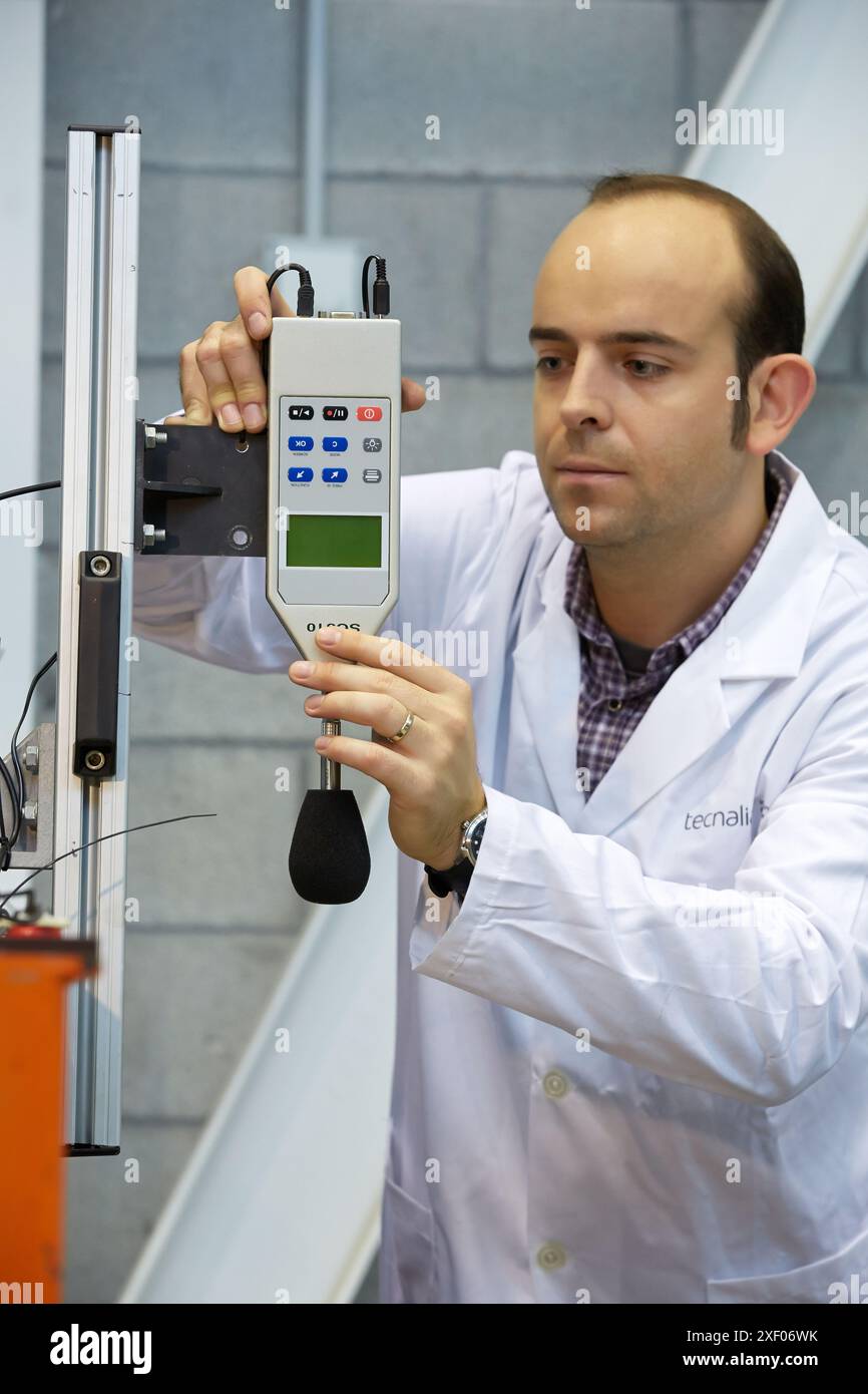 Banque de mesures AVANT TOUT. Contrôle du son. Bruit de contrôle de service dans les systèmes de production industrielle. Industrie. TECNALIA recherche et innovation, Technolog Banque D'Images