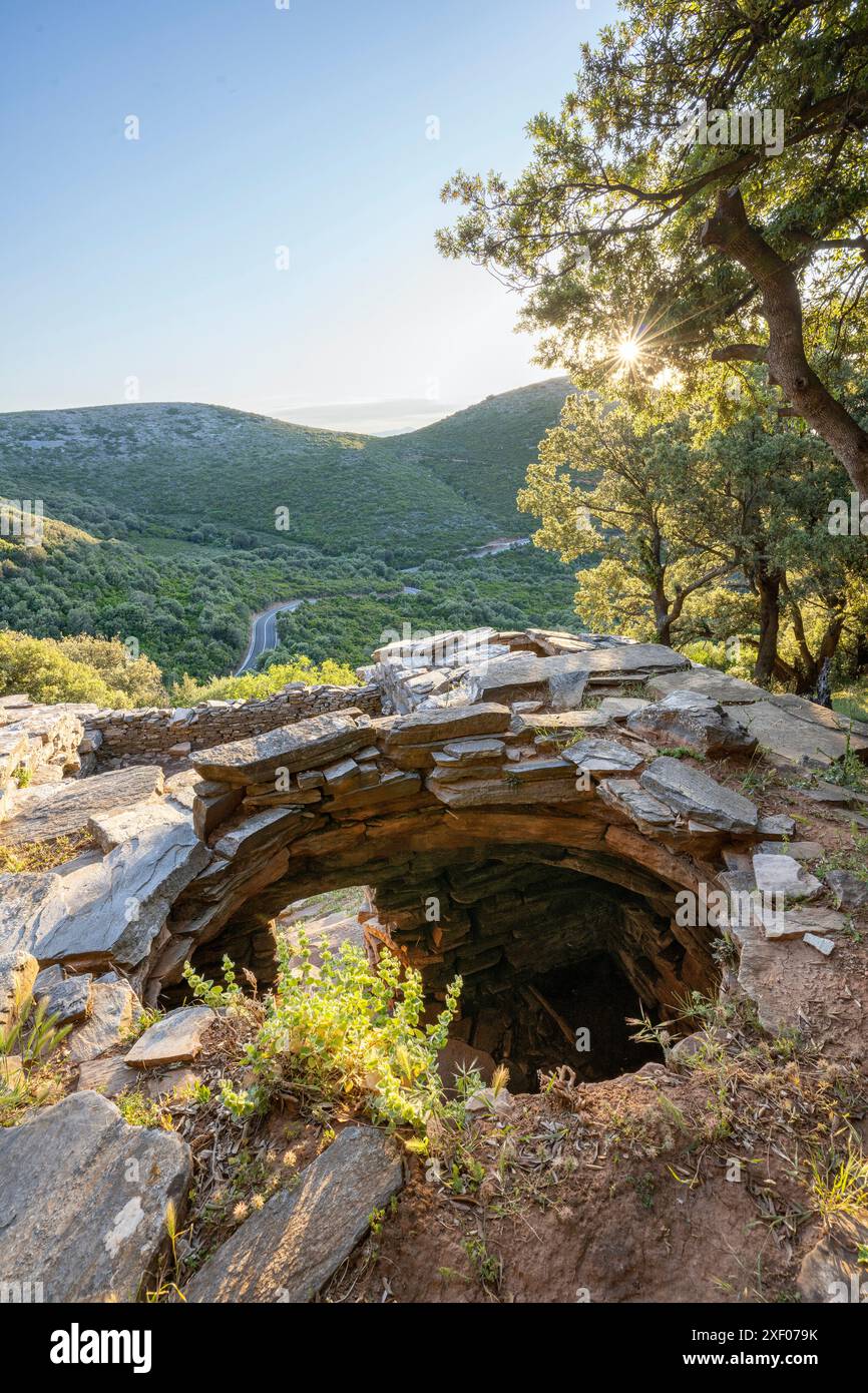 L'ancienne maison du dragon (Drakospita) nichée dans les collines verdoyantes de Styra, île d'Evia, Grèce, sous le soleil doré du soir. Banque D'Images