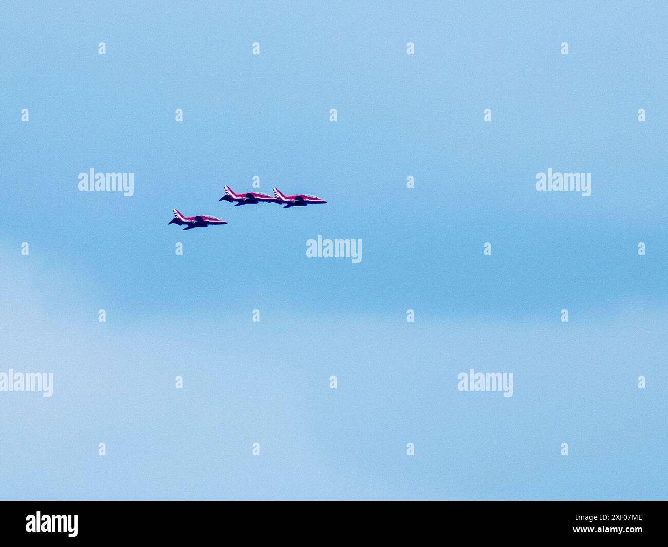 Sheerness, Kent, Royaume-Uni. 30 juin 2024. Les flèches rouges vues au départ de Southend sur la mer ce soir pour un spectacle aérien - photographié depuis Sheerness, Kent. Crédit : James Bell/Alamy Live News Banque D'Images