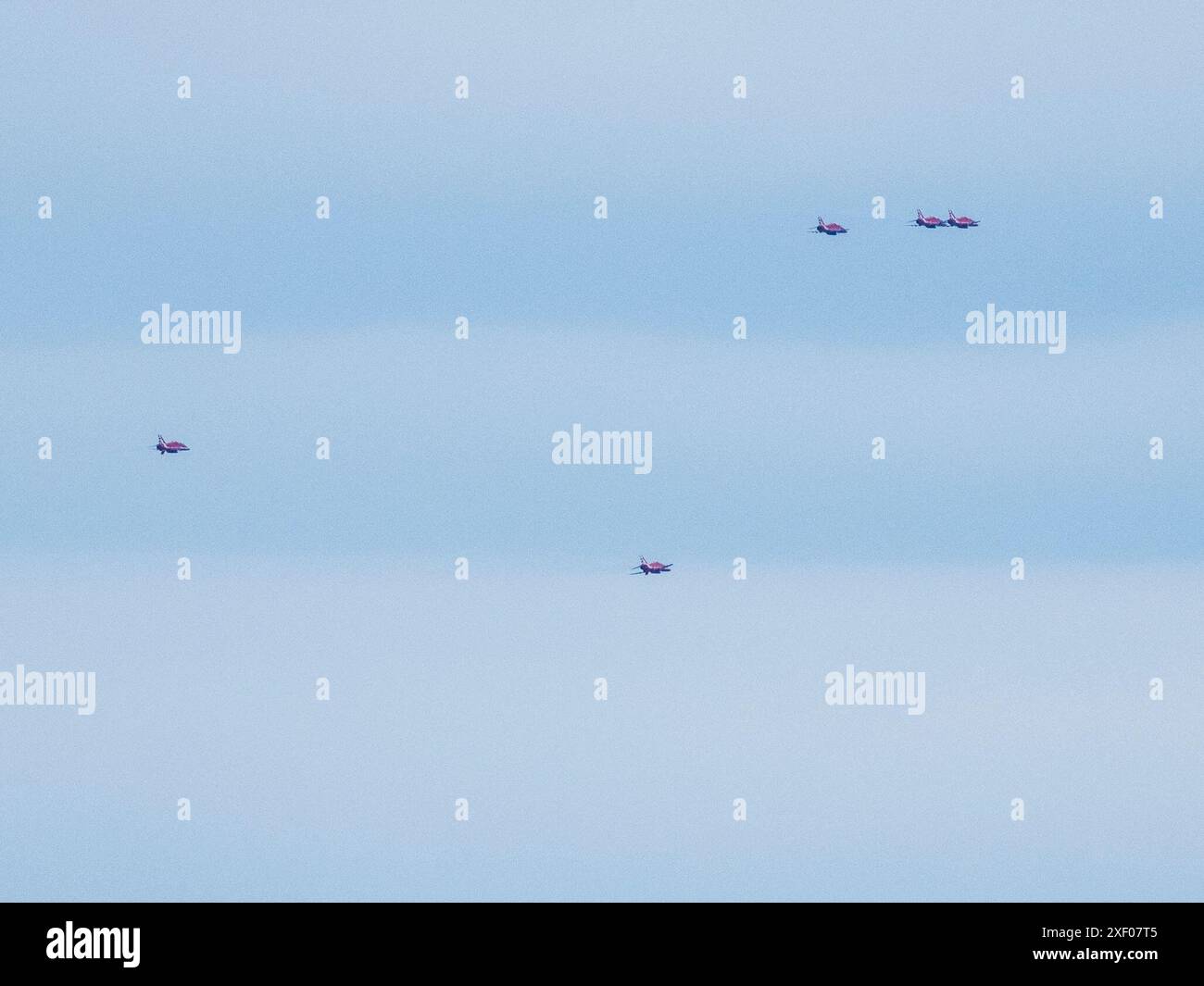 Sheerness, Kent, Royaume-Uni. 30 juin 2024. Les flèches rouges vues au départ de Southend sur la mer ce soir pour un spectacle aérien - photographié depuis Sheerness, Kent. Crédit : James Bell/Alamy Live News Banque D'Images