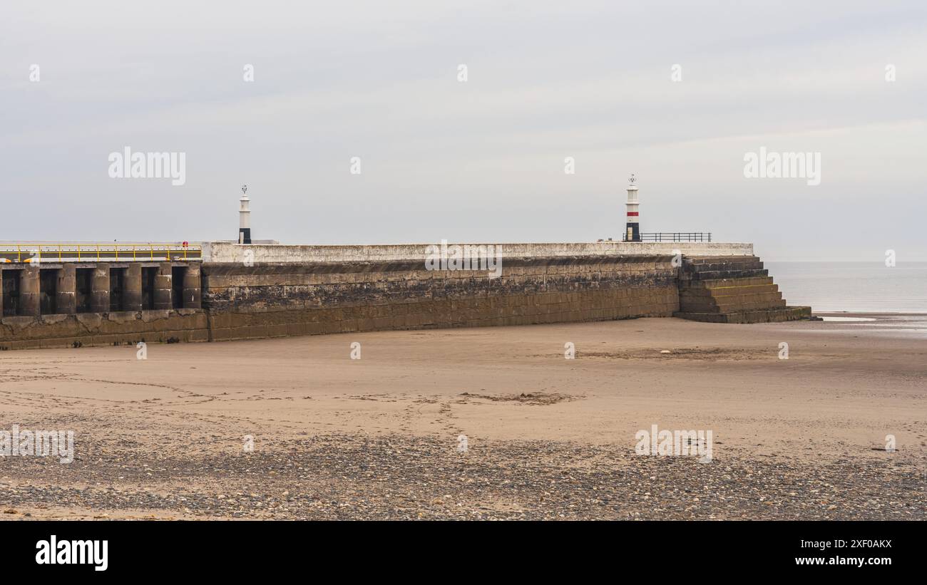 South Pier et North Pier avec les phares de Ramsey, Garff, Île de Man Banque D'Images