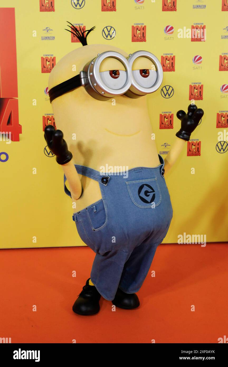 Minion Kevin beim Fan-screening des animationsfiims Ich - Einfach unverbesserlich 4 / Despicable me 4 im Cinedom. Köln, 30.06.2024 *** Minion Kevin à la projection en fan du film d'animation Simply incorrigible me 4 Despicable me 4 au Cinedom Cologne, 30 06 2024 Foto:XR.xSchmiegeltx/xFuturexImagex unverbesserlich 4608 Banque D'Images