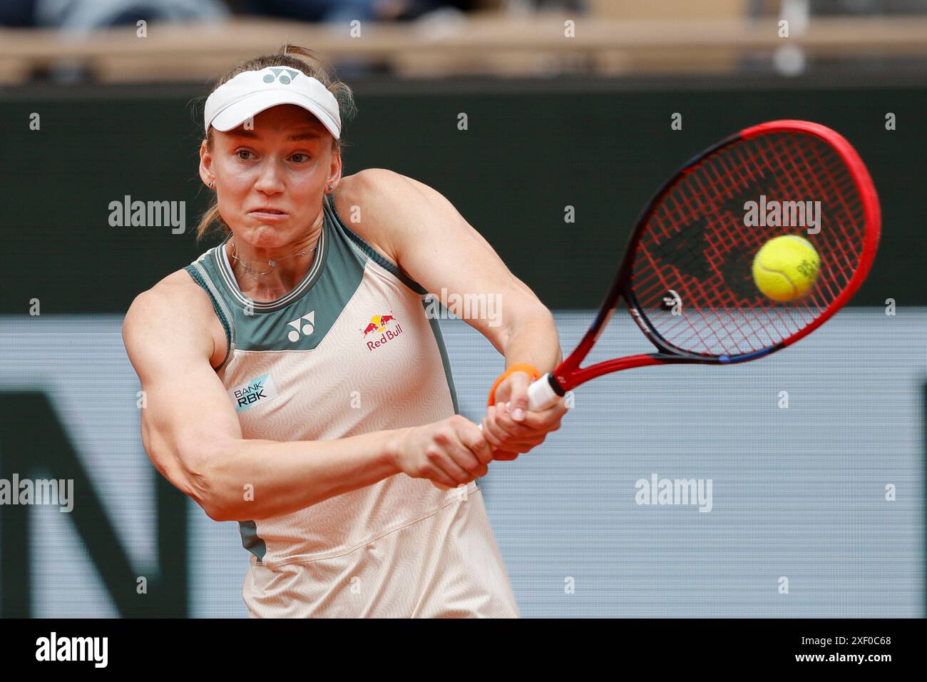 La joueuse de tennis kazakhe Elena Rybakina en action à l'Open de France 2024, Roland Garros, Paris, France. Banque D'Images
