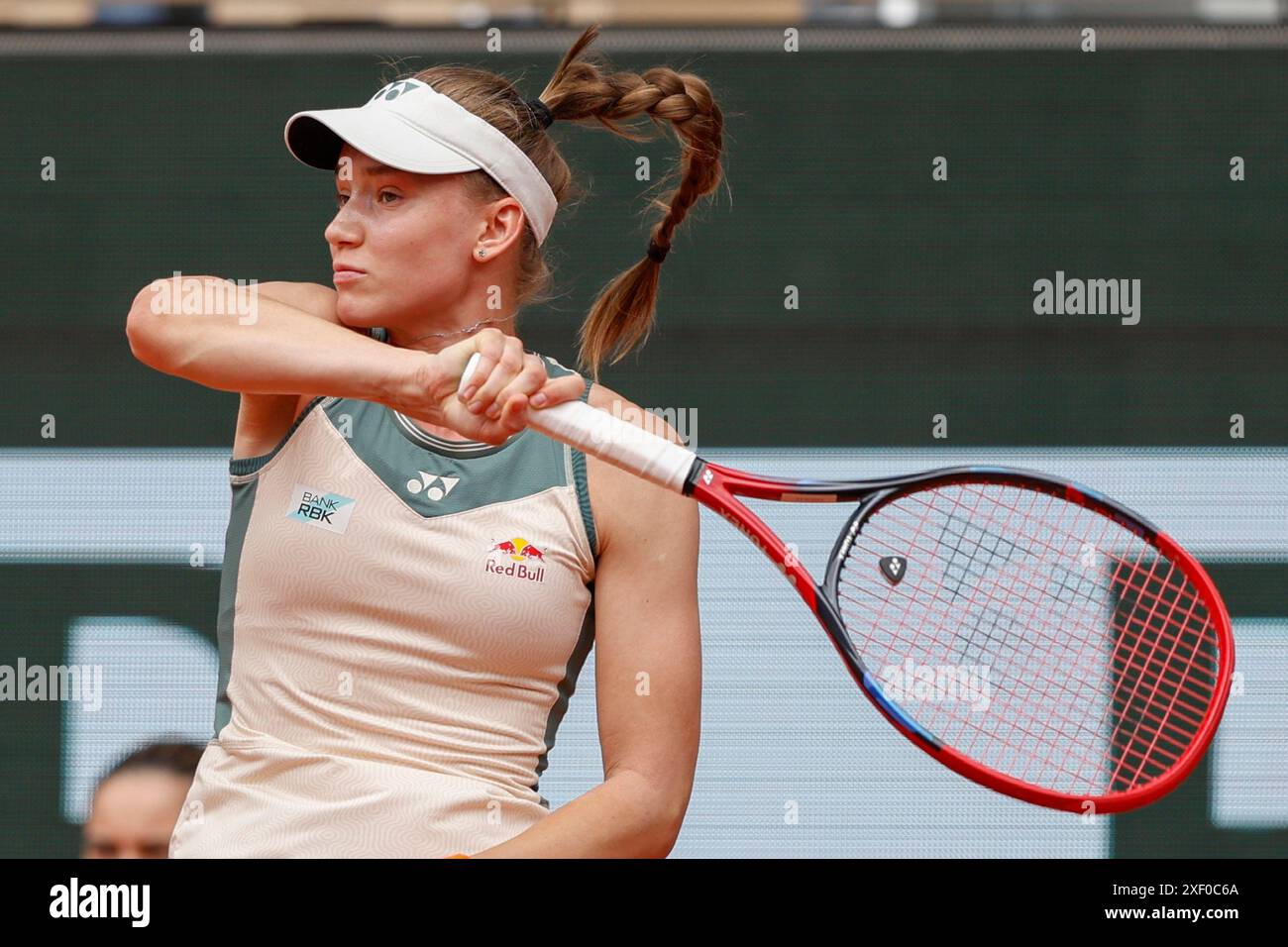 La joueuse de tennis kazakhe Elena Rybakina en action à l'Open de France 2024, Roland Garros, Paris, France. Banque D'Images