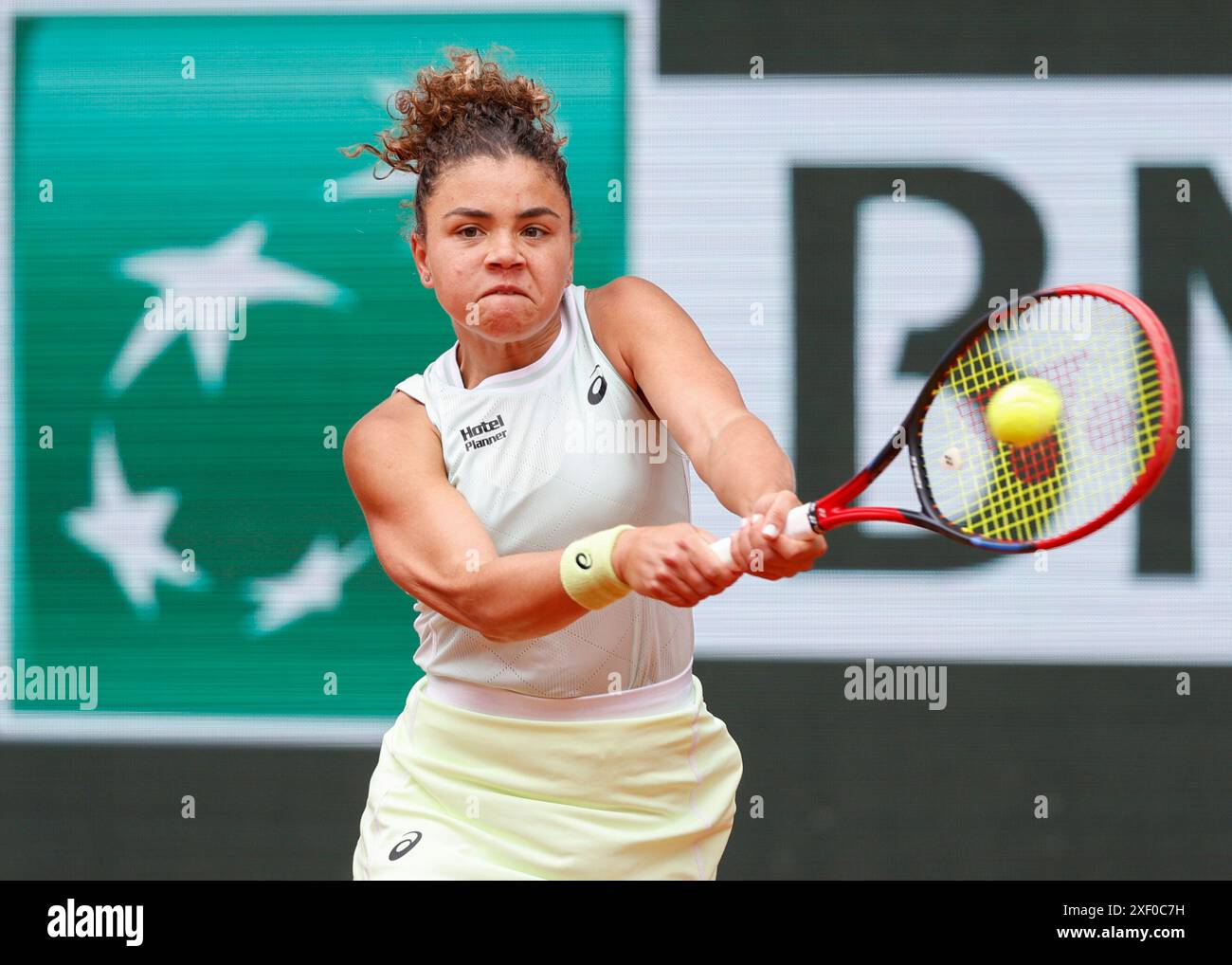 La joueuse de tennis italienne Jasmine Paolini en action à l'Open de France 2024, Roland Garros, Paris, France. Banque D'Images