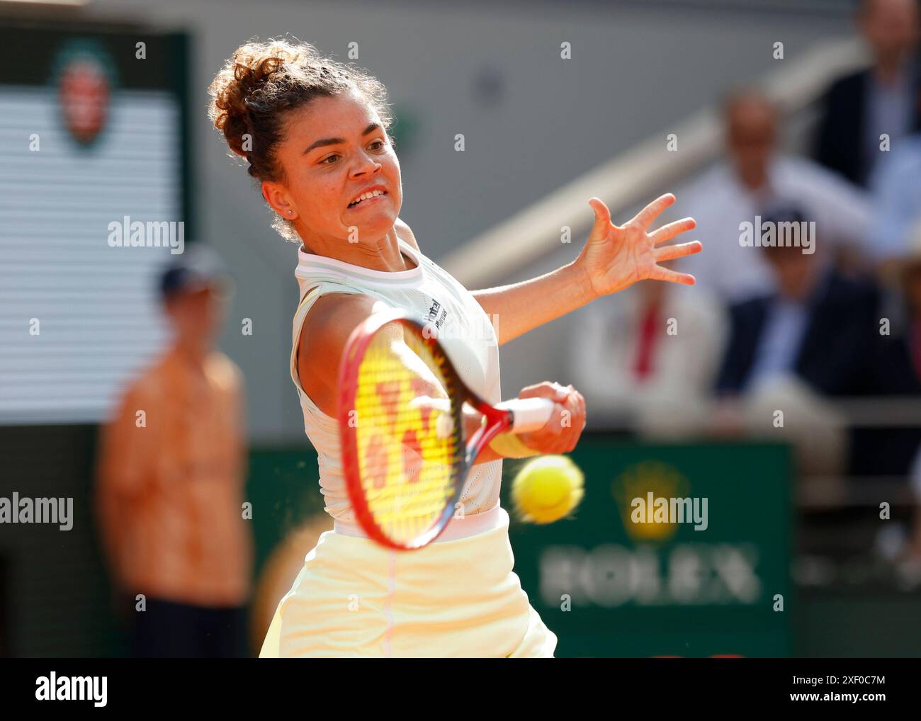 La joueuse de tennis italienne Jasmine Paolini en action à l'Open de France 2024, Roland Garros, Paris, France. Banque D'Images