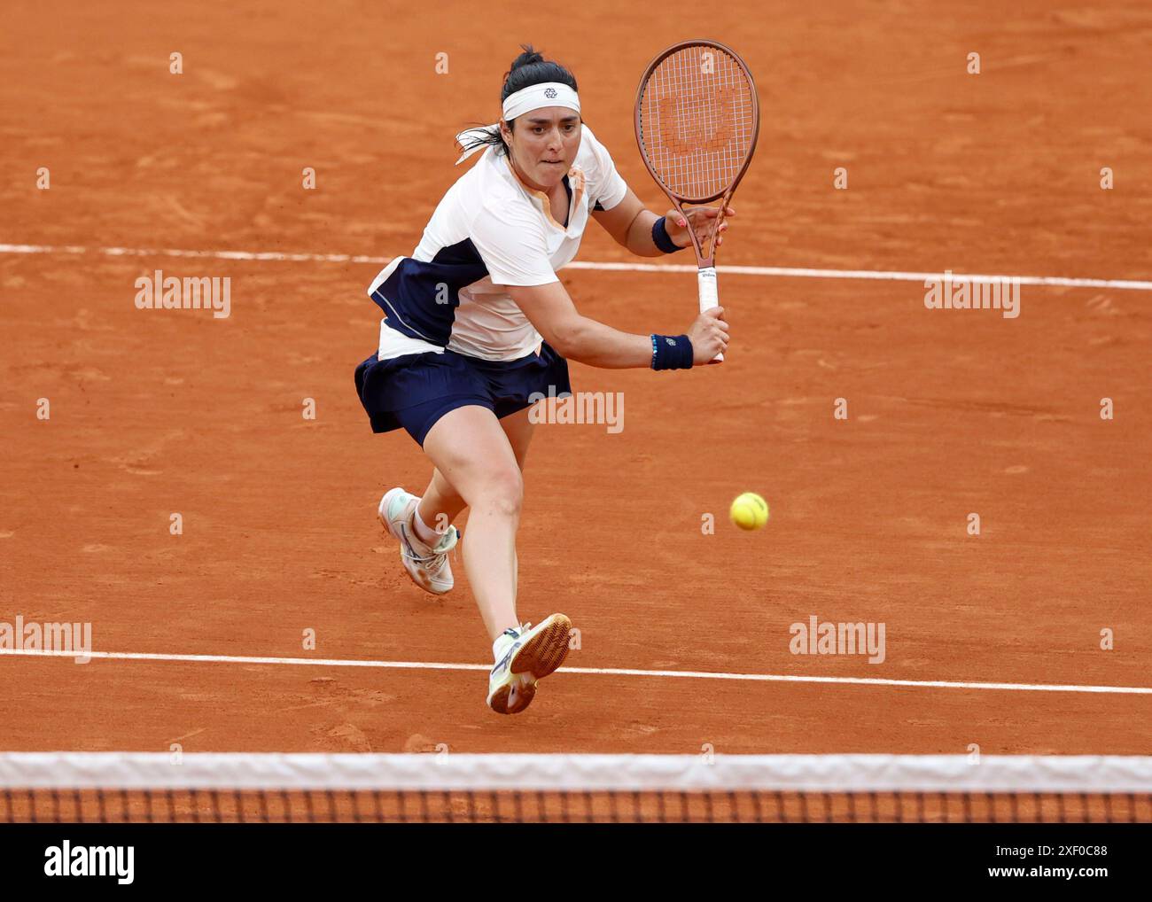 Joueur de tennis tunisien ons Jabeur en action à l'Open de France 2024, Roland Garros, Paris, France. Banque D'Images