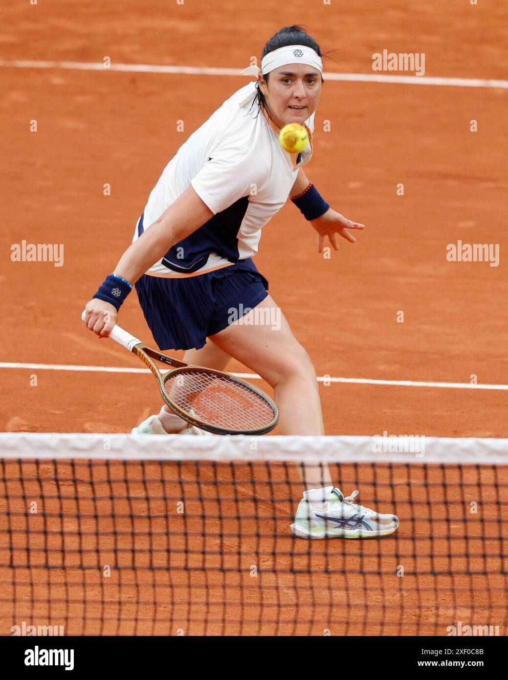Joueur de tennis tunisien ons Jabeur en action à l'Open de France 2024, Roland Garros, Paris, France. Banque D'Images