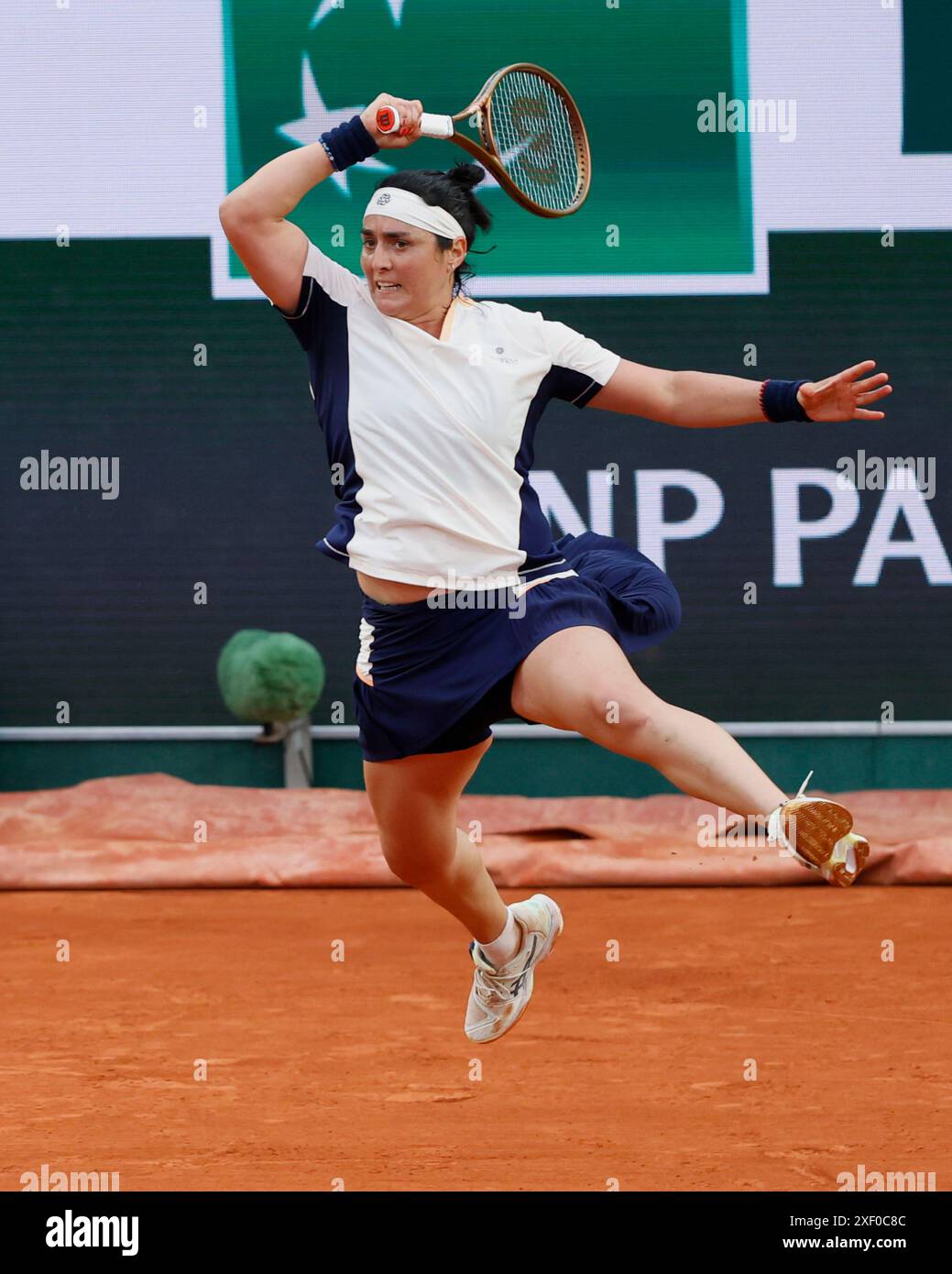 Joueur de tennis tunisien ons Jabeur en action à l'Open de France 2024, Roland Garros, Paris, France. Banque D'Images