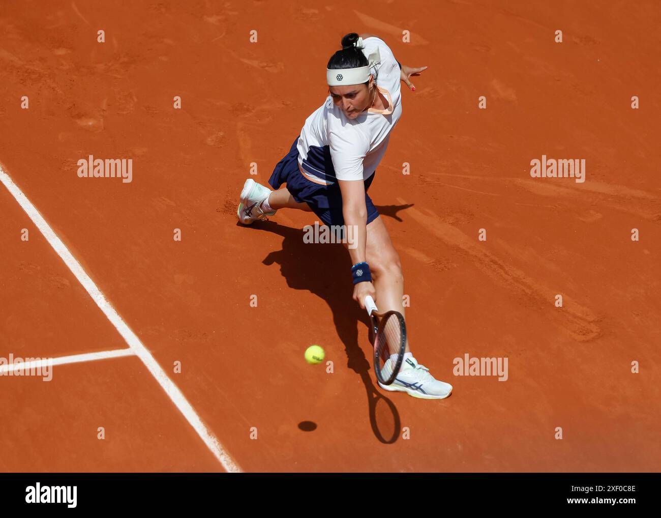 Joueur de tennis tunisien ons Jabeur en action à l'Open de France 2024, Roland Garros, Paris, France. Banque D'Images