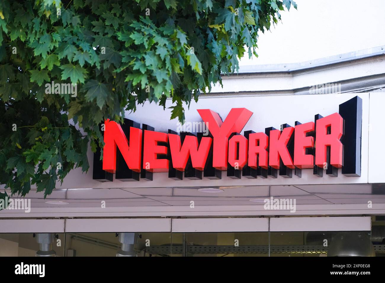 Hilden 30.06.2024 Einkaufsstrasse Einkaufsstraße Shoppingmeile Einkaufsmeile Einkaufen Einzelhandel Fussgängerzone Einkaufstraße Einkaufstrasse Mittelstrasse New Yorker NewYorker Düsseldorf Nordrhein-Westfalen Deutschland *** Hilden 30 06 2024 Rue commerçante Shopping Mile Shopping Retail zone piétonne Shopping Rue commerçante Mittelstrasse New Yorker Düsseldorf Rhénanie du Nord-Westphalie Allemagne Banque D'Images