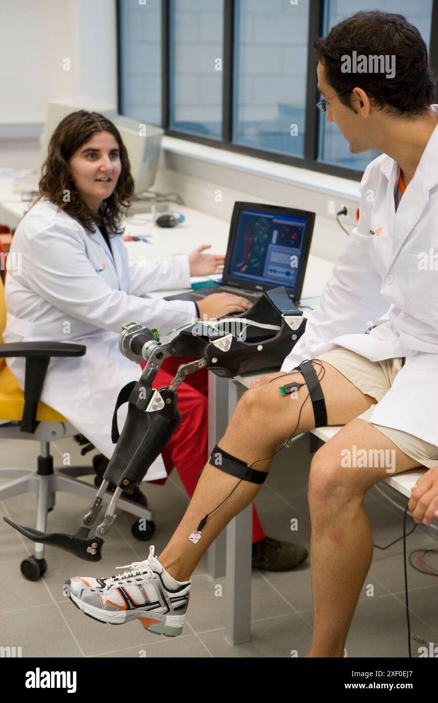 Biomécanique : des chercheurs développent un exosquelette destiné aux personnes souffrant de faiblesse musculaire des membres inférieurs. Fondation Fatronik, Researc Banque D'Images
