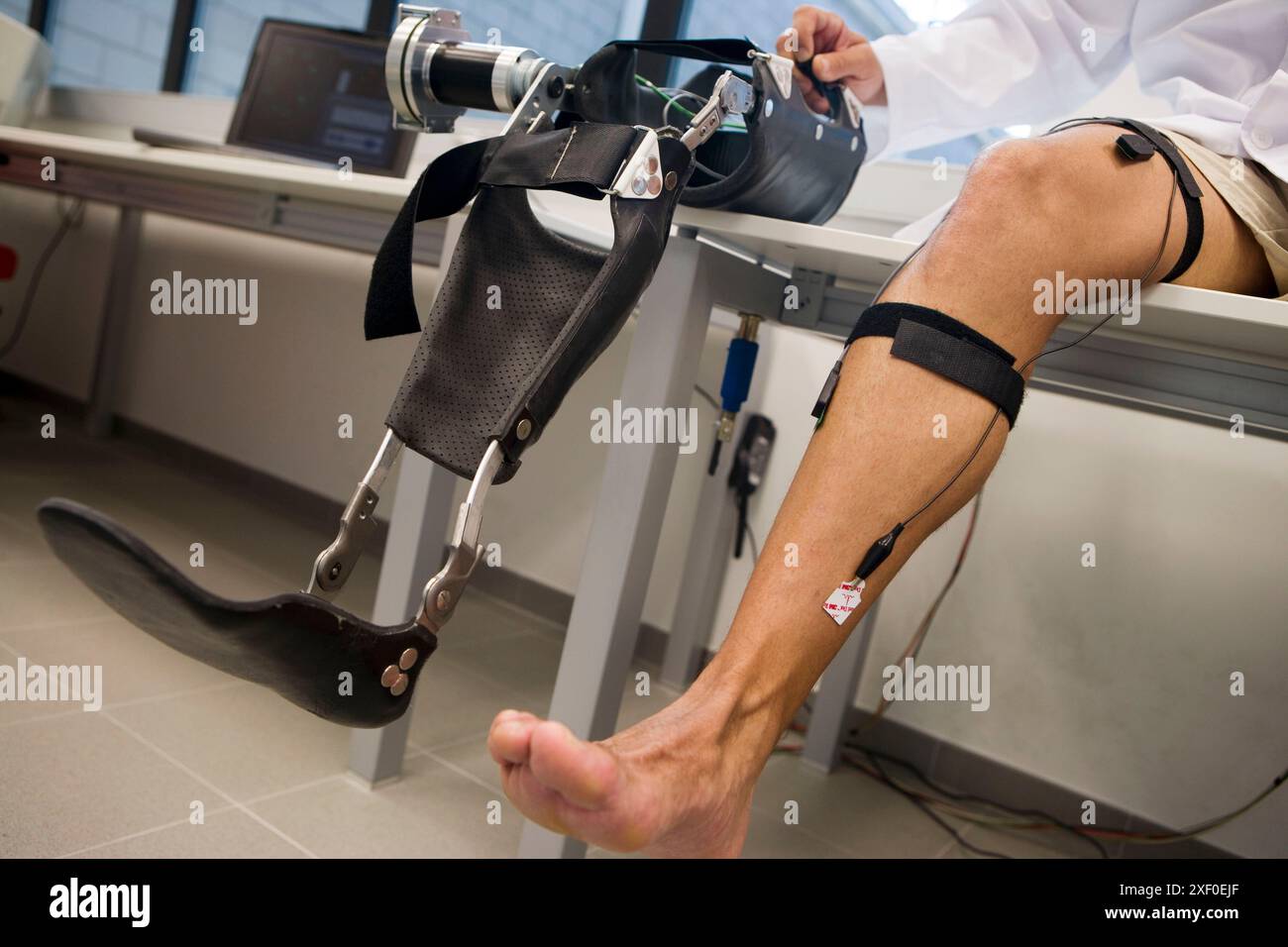Biomécanique : des chercheurs développent un exosquelette destiné aux personnes souffrant de faiblesse musculaire des membres inférieurs. Fondation Fatronik, Researc Banque D'Images