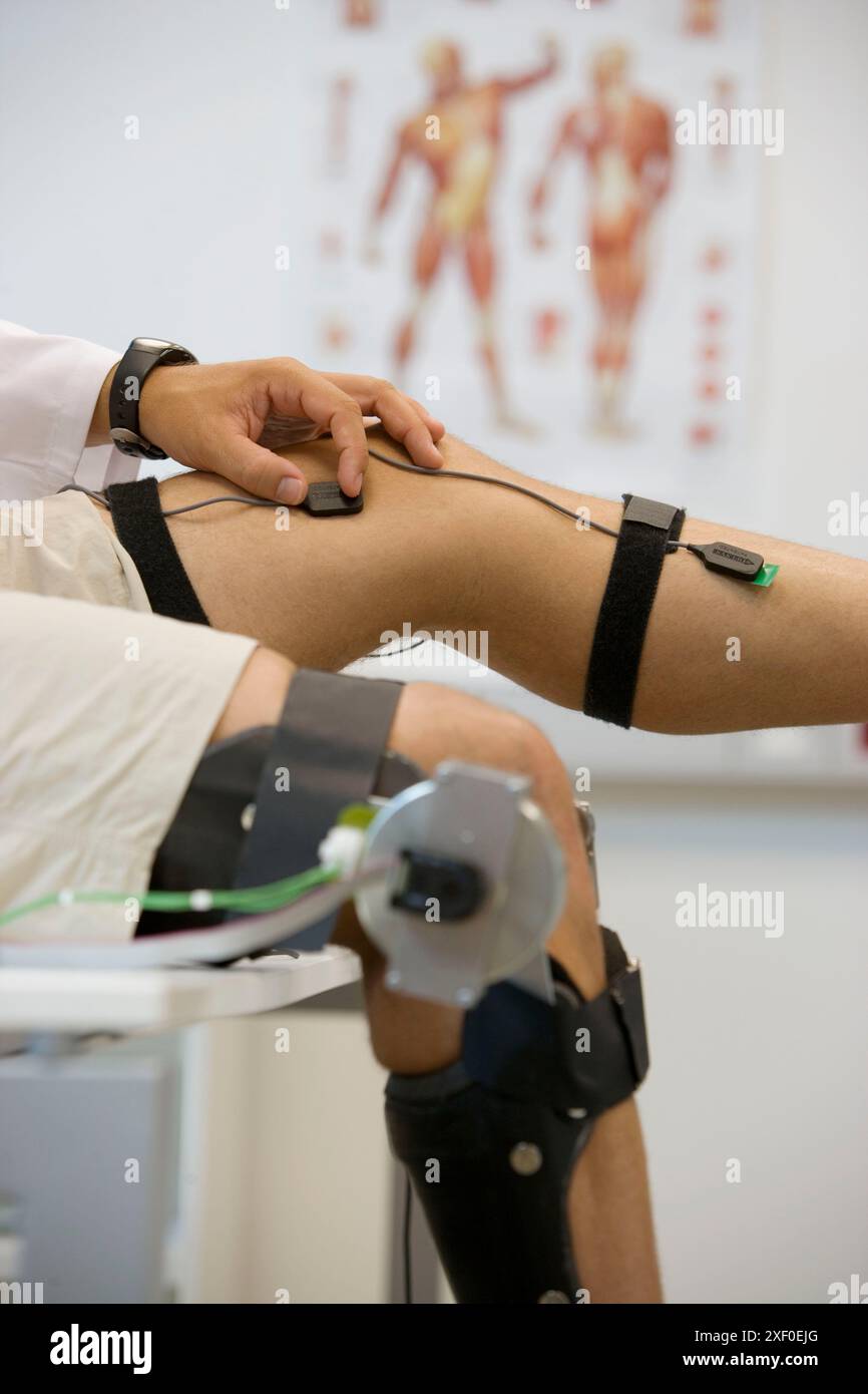 Biomécanique : des chercheurs développent un exosquelette destiné aux personnes souffrant de faiblesse musculaire des membres inférieurs. Fondation Fatronik, Researc Banque D'Images