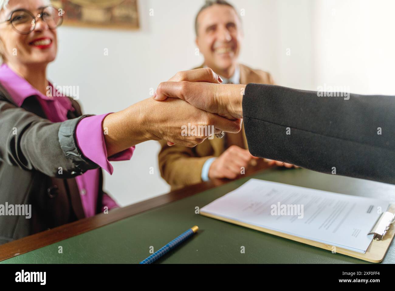 Gros plan d'une poignée de main entre professionnels du commerce scellant un accord. Conclusion d'un contrat d'entreprise avec une poignée de main dans un environnement de bureau. Professiona Banque D'Images
