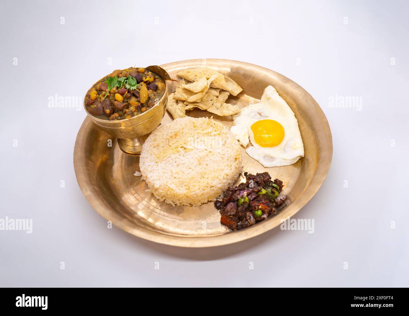 Set de thali népalais avec soupe de haricots mélangés Kwati, riz, omelette dans une assiette pour Janai Purnima ou Gunhi Punhi Banque D'Images