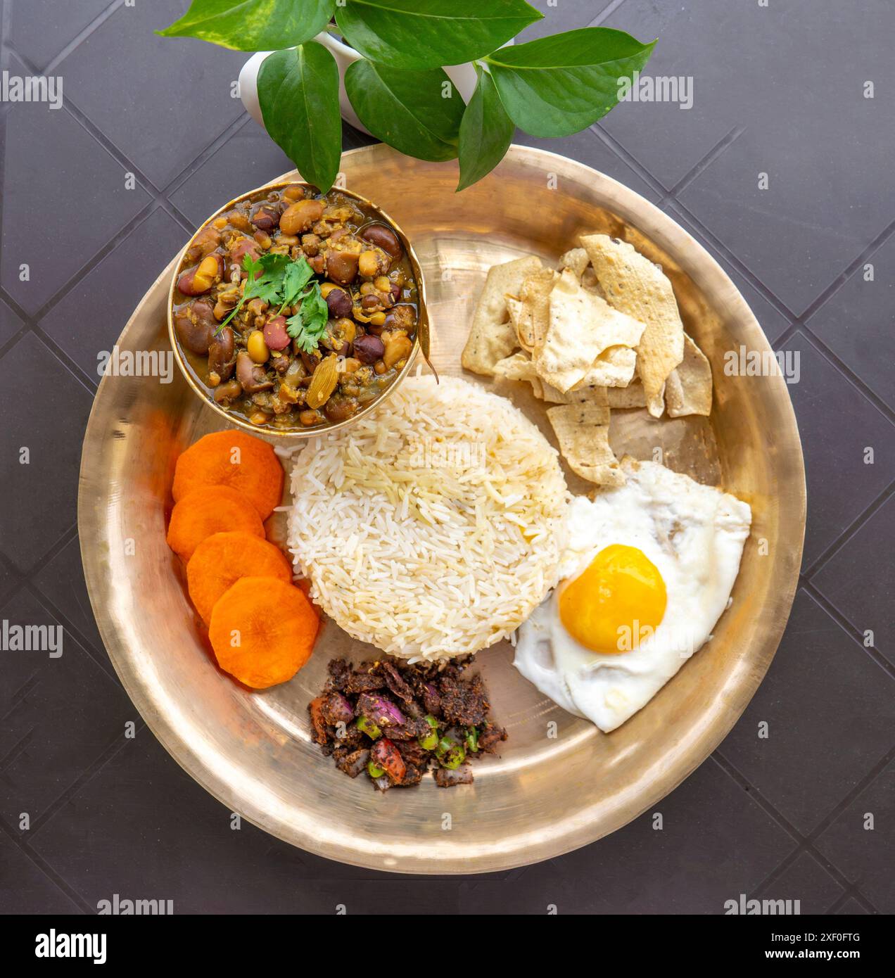 Set de thali népalais avec soupe de haricots mélangés Kwati, riz, omelette dans une assiette pour Janai Purnima ou Gunhi Punhi Banque D'Images